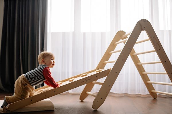 Le triangle de pikler : un jeu qui booste la motricité !
