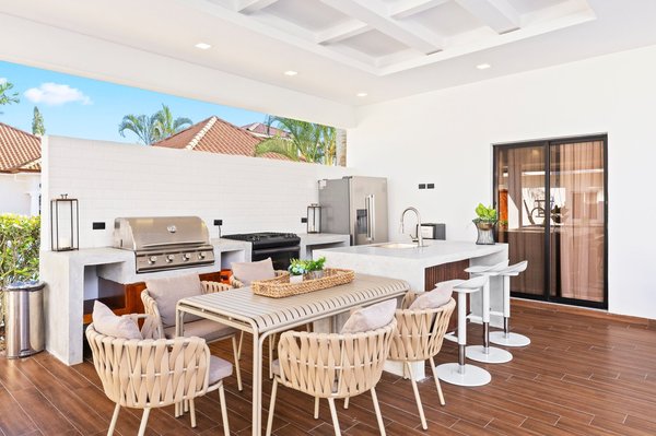 Aménagez votre jardin avec une cuisine pool house moderne !