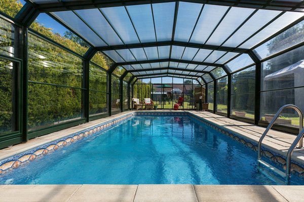 Optez pour un abri bas sur-mesure pour votre piscine