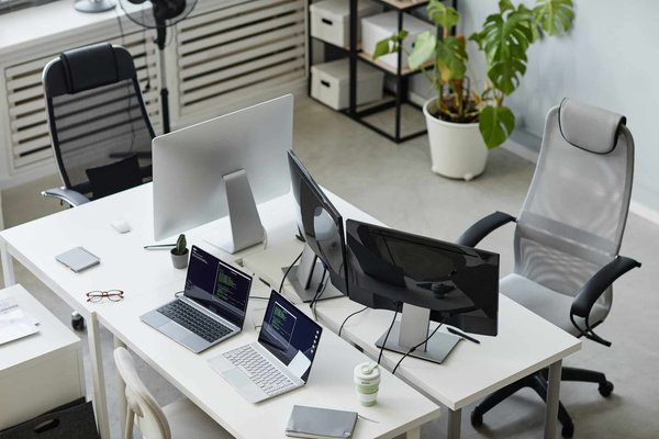Comment aménager un coin bureau discret dans le salon ?