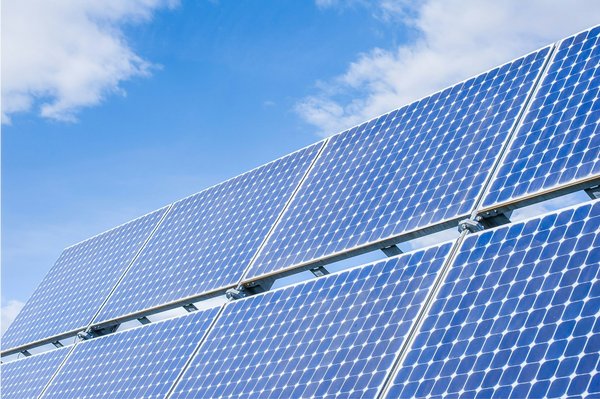 Comprendre la différence entre un panneau solaire et un panneau photovoltaïque